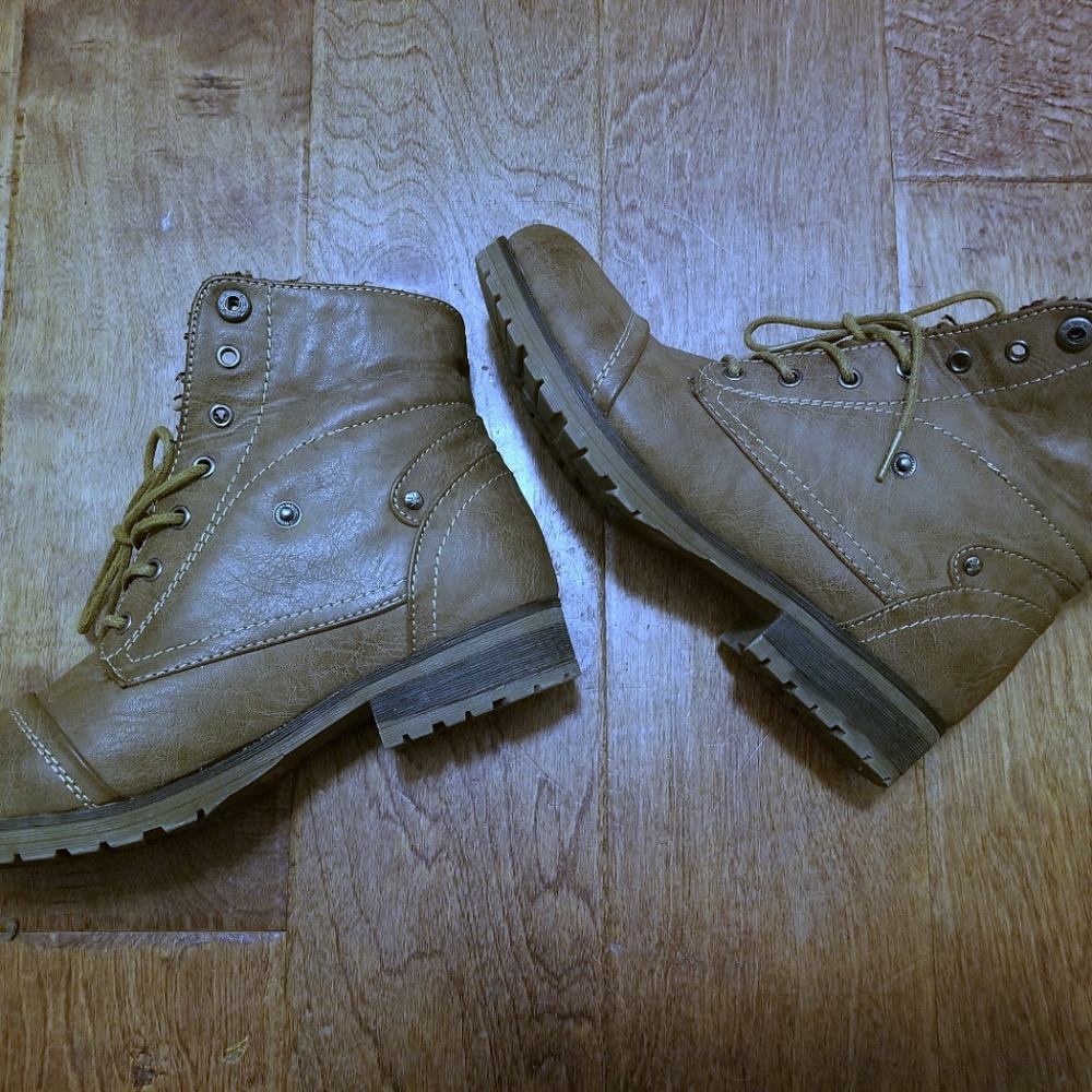 Combat boots